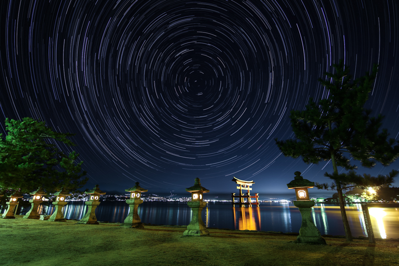 厳島神社大鳥居と北天の星空B.jpg