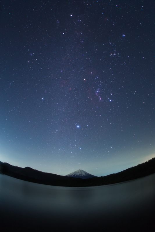 西湖湖畔から望む富士山と冬の星座たちB.jpg