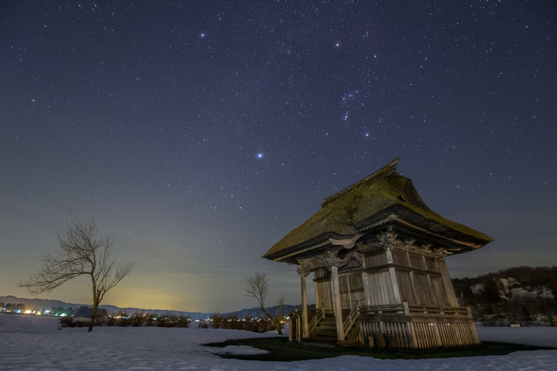 観音堂と冬の星空B.jpg