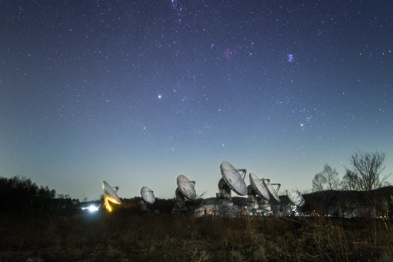 電波望遠鏡と東天の星B.jpg