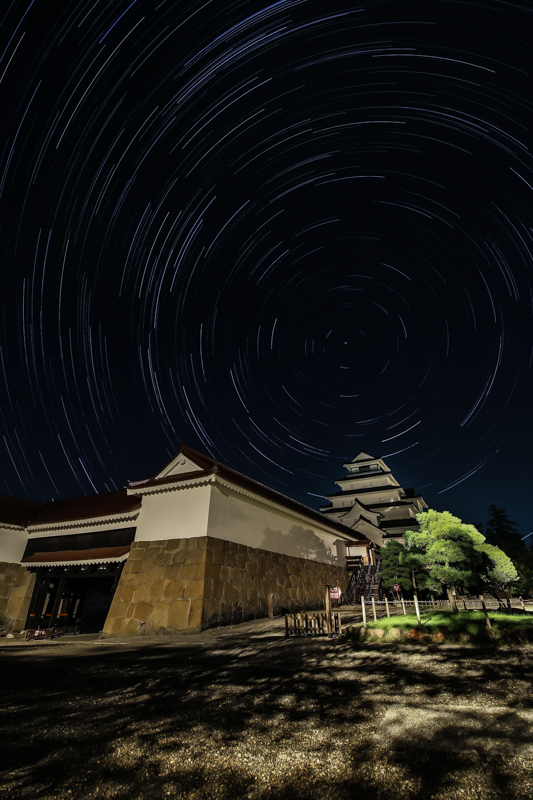 鶴ヶ城と北の星空B.jpg