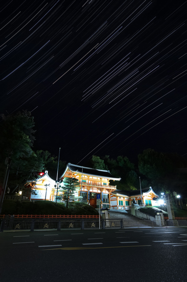 祇園八坂神社と星空B.jpg